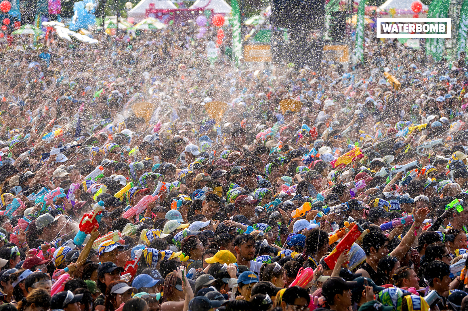 Hinh anh khan gia tai Waterbomb. Sung nuoc da tro thanh mon phu kien khong the thieu trong le hoi nuoc nay.