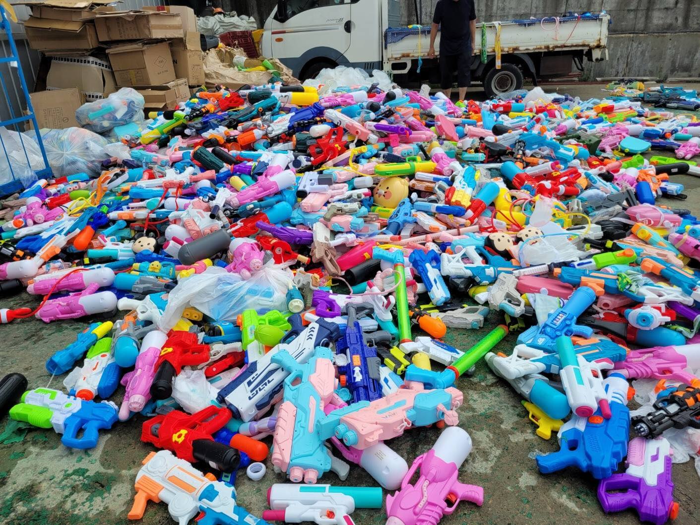 Hang nghin khau sung nuoc cac loai bi vut ngon ngang sau khi le hoi Waterbomb ket thuc.