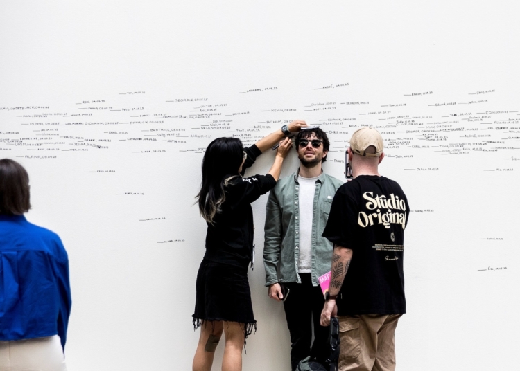 Tác phẩm nghệ thuật được tạo nên từ… chiều cao người tham dự