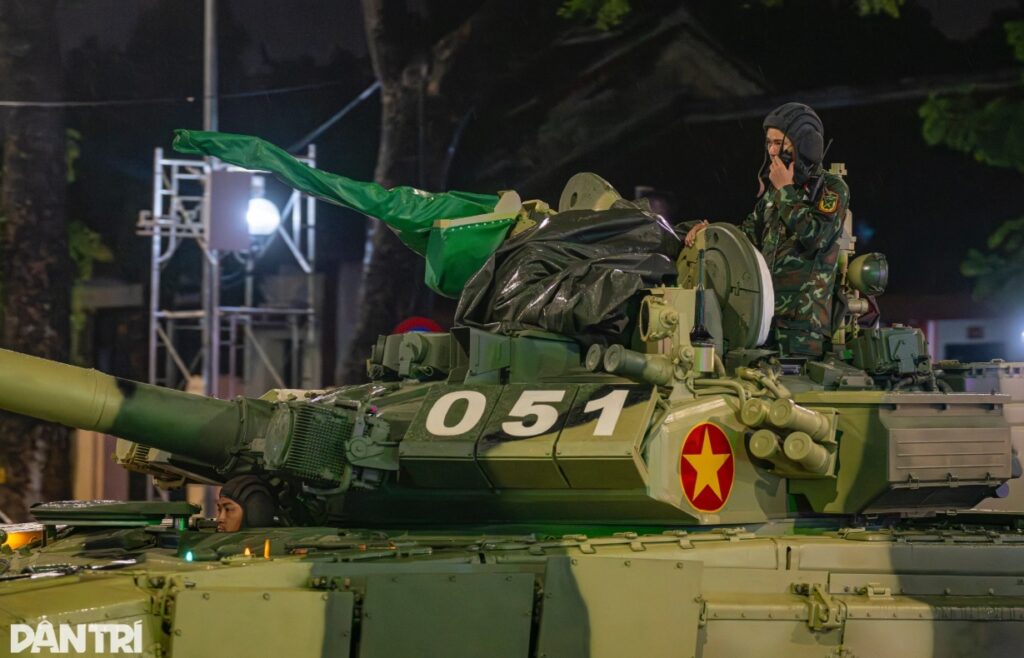 Dàn khí tài diễu binh A80 xuyên đêm huấn luyện tại Quảng trường Ba Đình