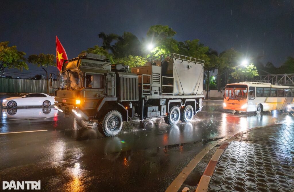 Dàn khí tài diễu binh A80 xuyên đêm huấn luyện tại Quảng trường Ba Đình