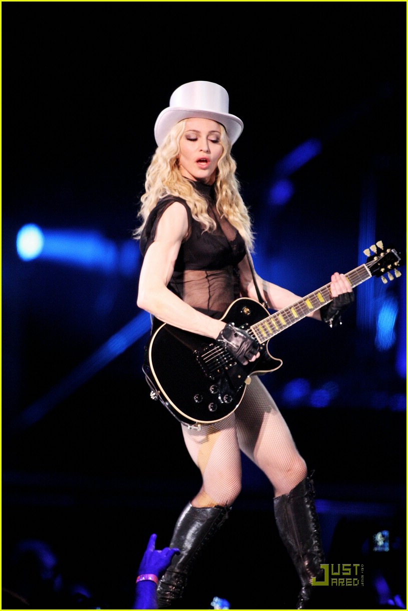 Madonna rực cháy tại Sticky & Sweet Tour