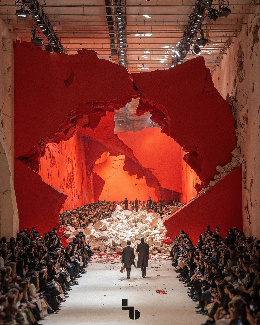 Sàn diễn AI Valentino Fashion Show