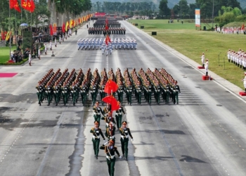 diễu binh, diễu hành.