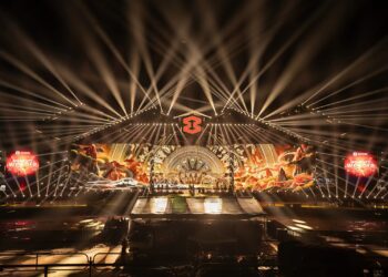 sân khấu 8wonder moments of wonder