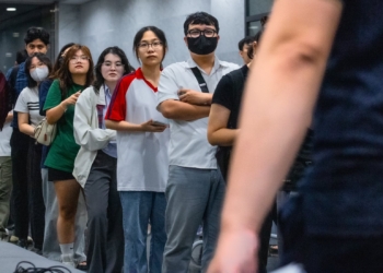 xếp hàng nhận vé