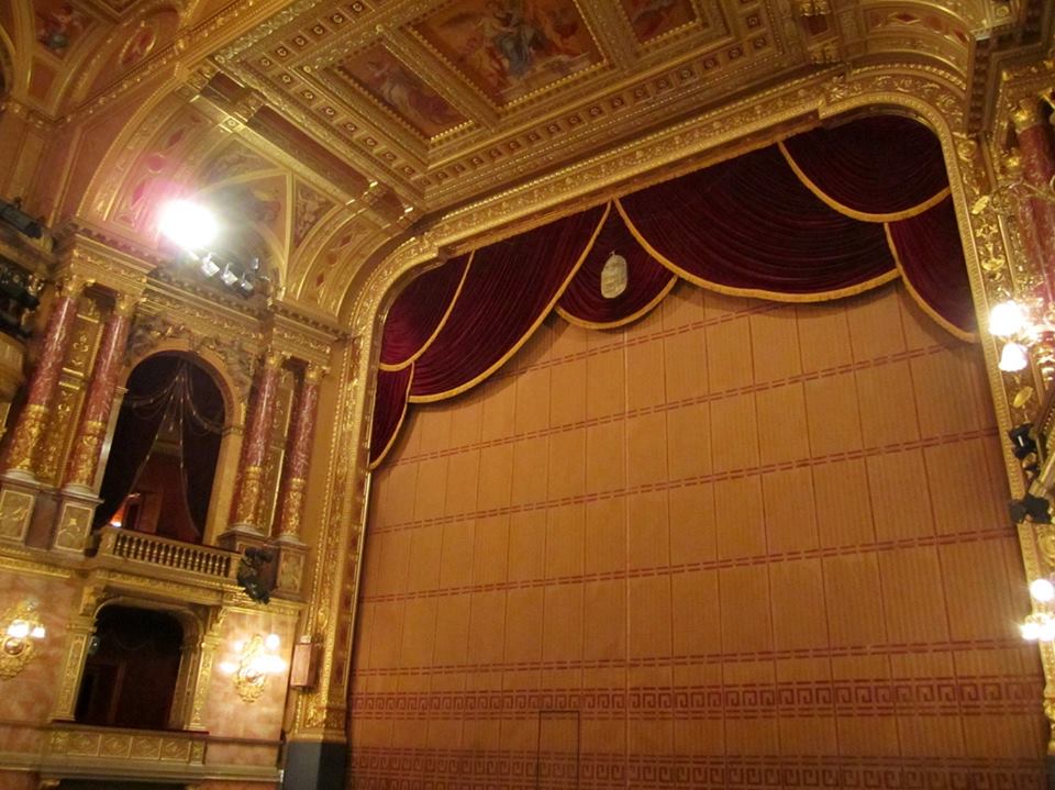 phía sau sân khấu nhà hát