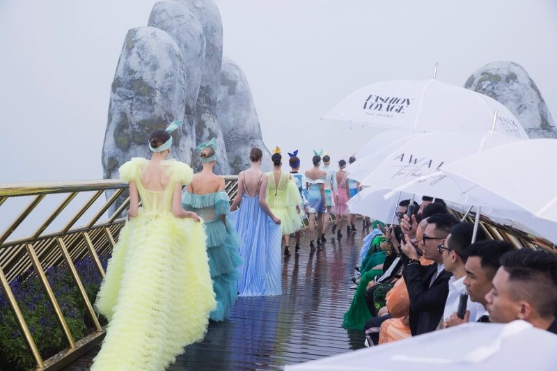 Show thời trang tại Cầu Vàng gặp mưa