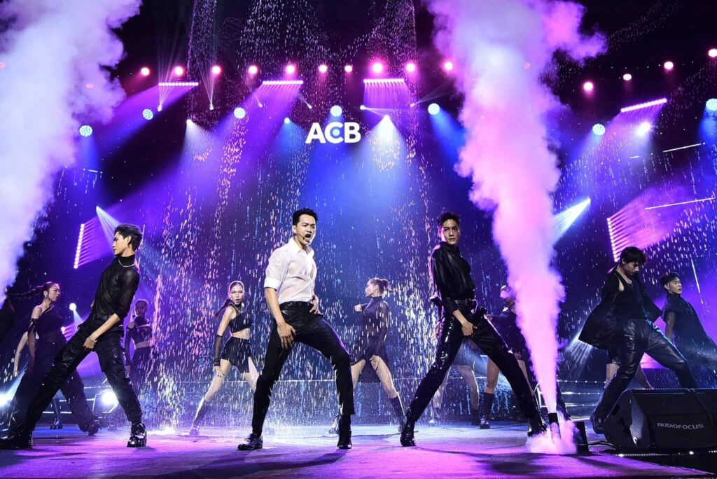 Chủ tịch ACB nhảy dưới mưa
