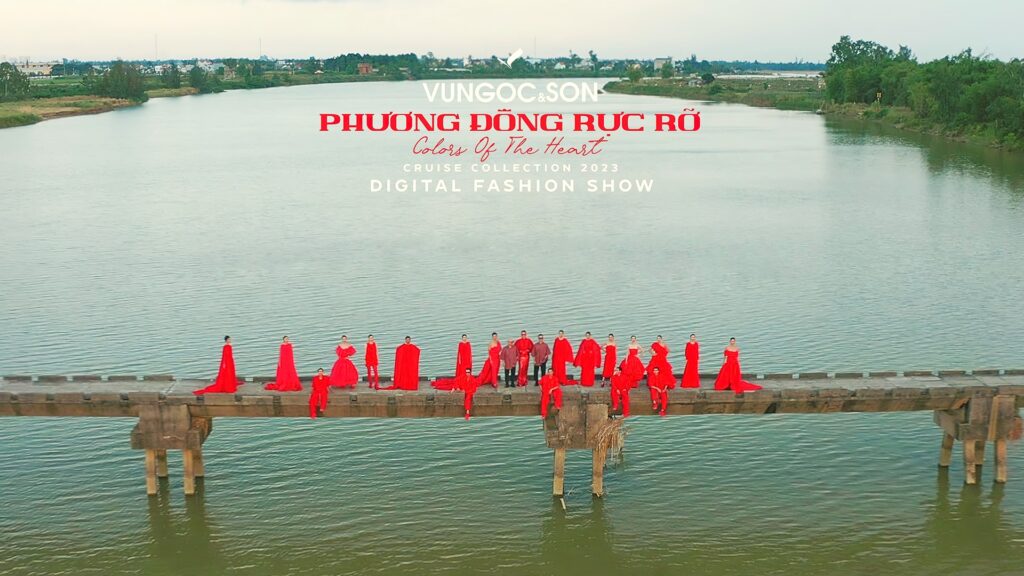 Show thời trang trên cầu Máng