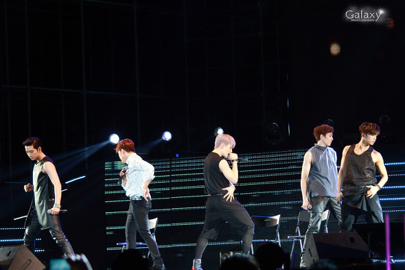 2PM biểu diễn tại Việt Nam