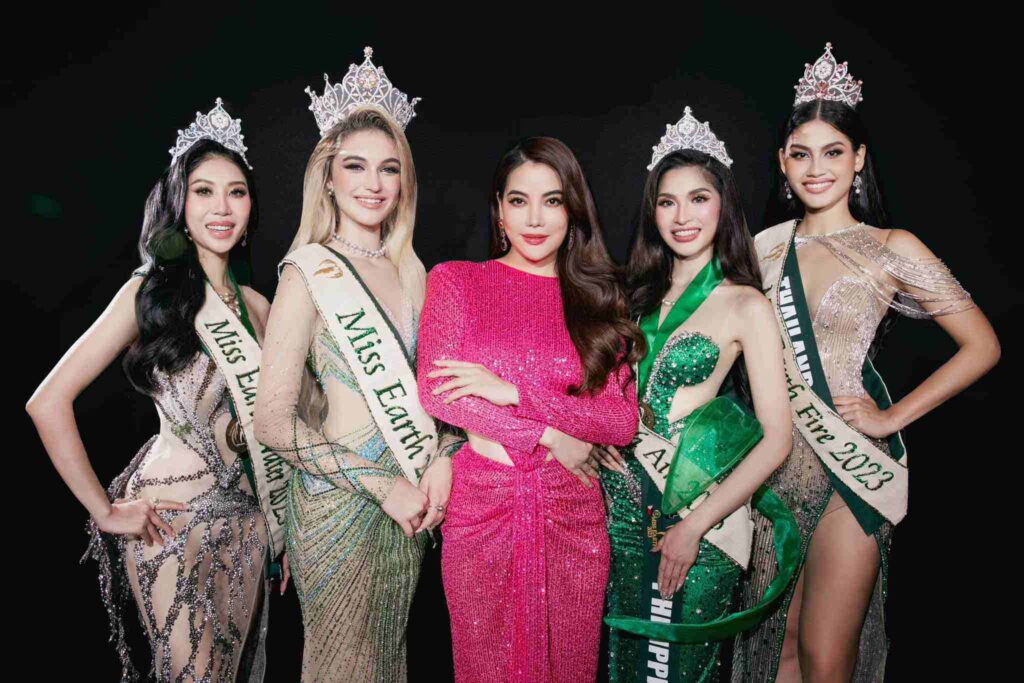 Bà Trương Ngọc Ánh - Trưởng ban tổ chức Miss Earth 2023, chụp ảnh cùng dàn hoa hậu, á hậu sau đêm chung kết