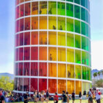 Ngoài âm nhạc, Coachella Valley Music and Arts Festival còn là nơi để các nghệ sĩ thể hiện bản thân bằng các xây dựng nên các tác phẩm sắp đặt và điêu khắc độc đáo, rực mỡ sắc màu.