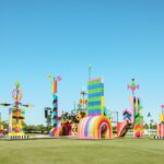 Ngoài âm nhạc, Coachella Valley Music and Arts Festival còn là nơi để các nghệ sĩ thể hiện bản thân bằng các xây dựng nên các tác phẩm sắp đặt và điêu khắc độc đáo, rực mỡ sắc màu.