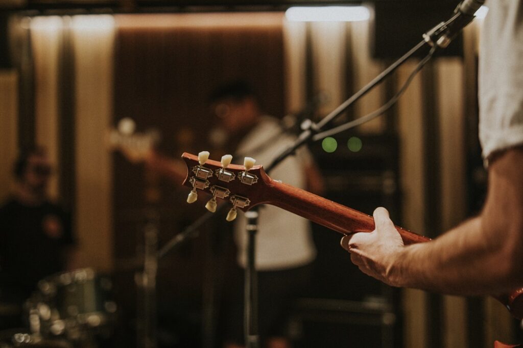 live band chơi guitar