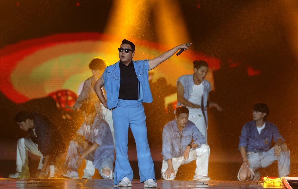 PSY hủy đêm nhạc vì mưa lớn