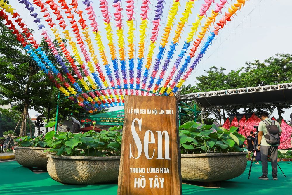 Lễ hội sen hà nội