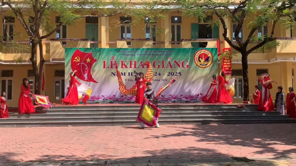 trống cơm khai giảng