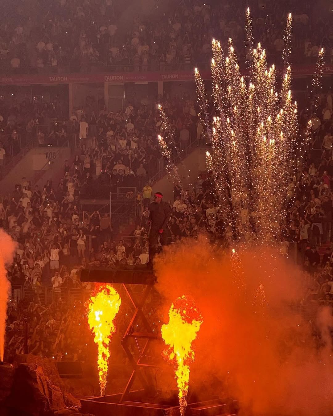 sân khâu tour diễn Circus Maximus của travis scott 7