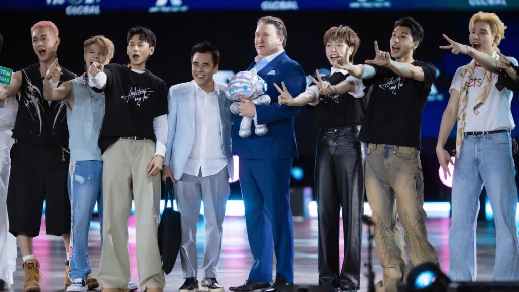 Đại sứ Hoa Kỳ Marc Knapper dự concert Anh Trai Say Hi tại Las Vegas, Mỹ