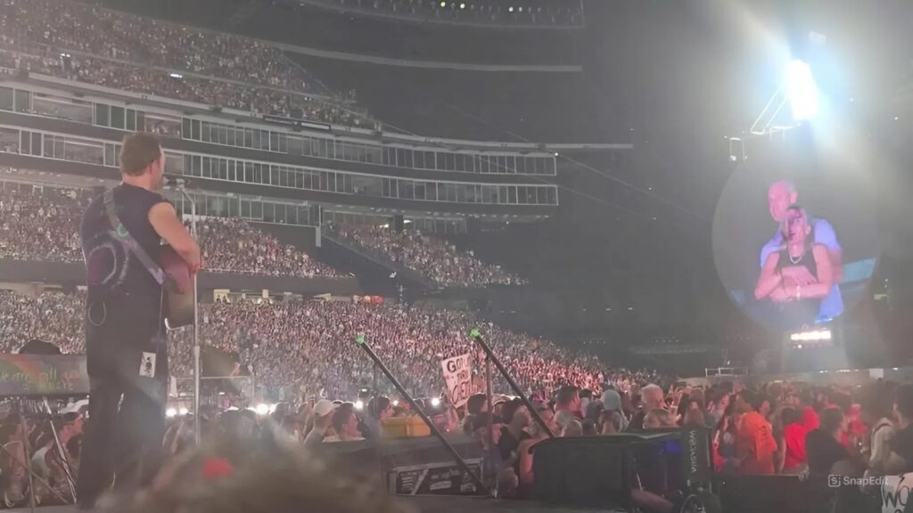 kiss cam concert coldplay