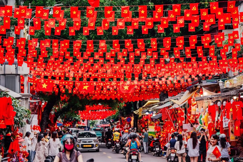 chuẩn bị bánh kẹo nước phục vụ người dân xem diễu binh