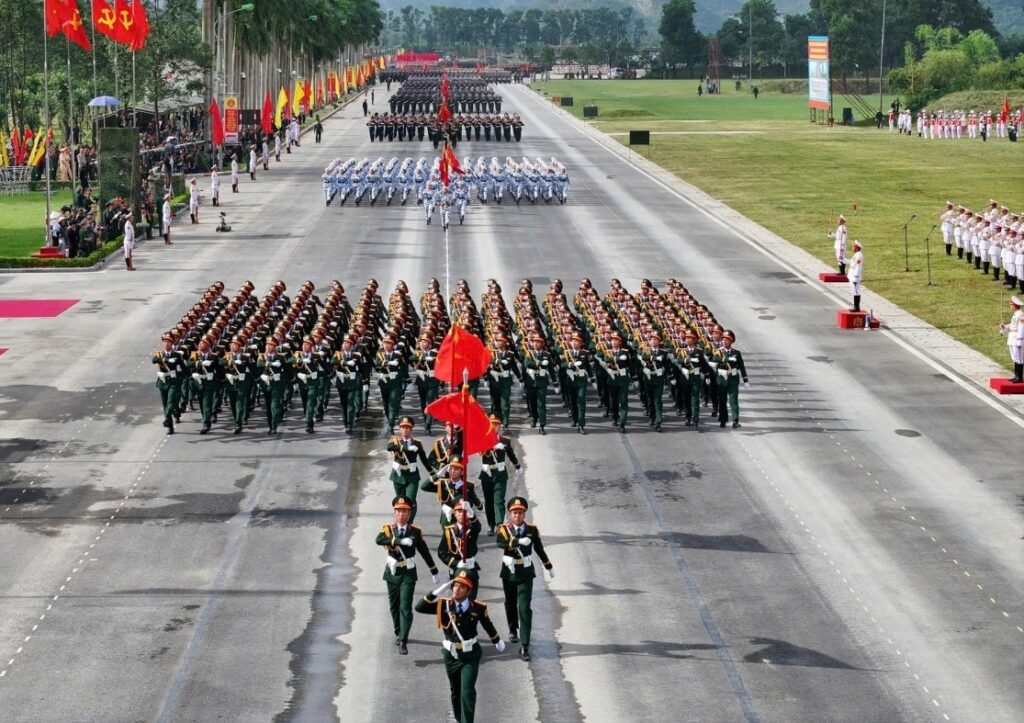 diễu binh, diễu hành.
