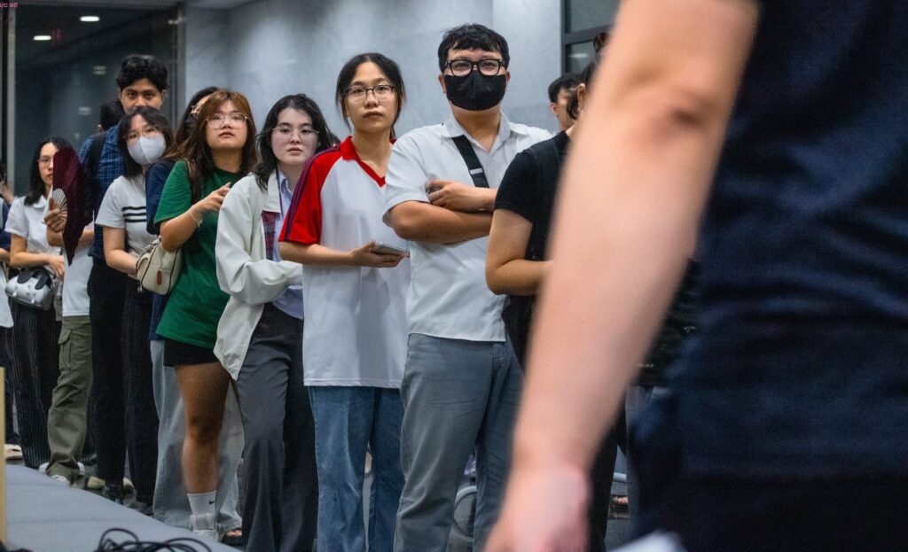 xếp hàng nhận vé
